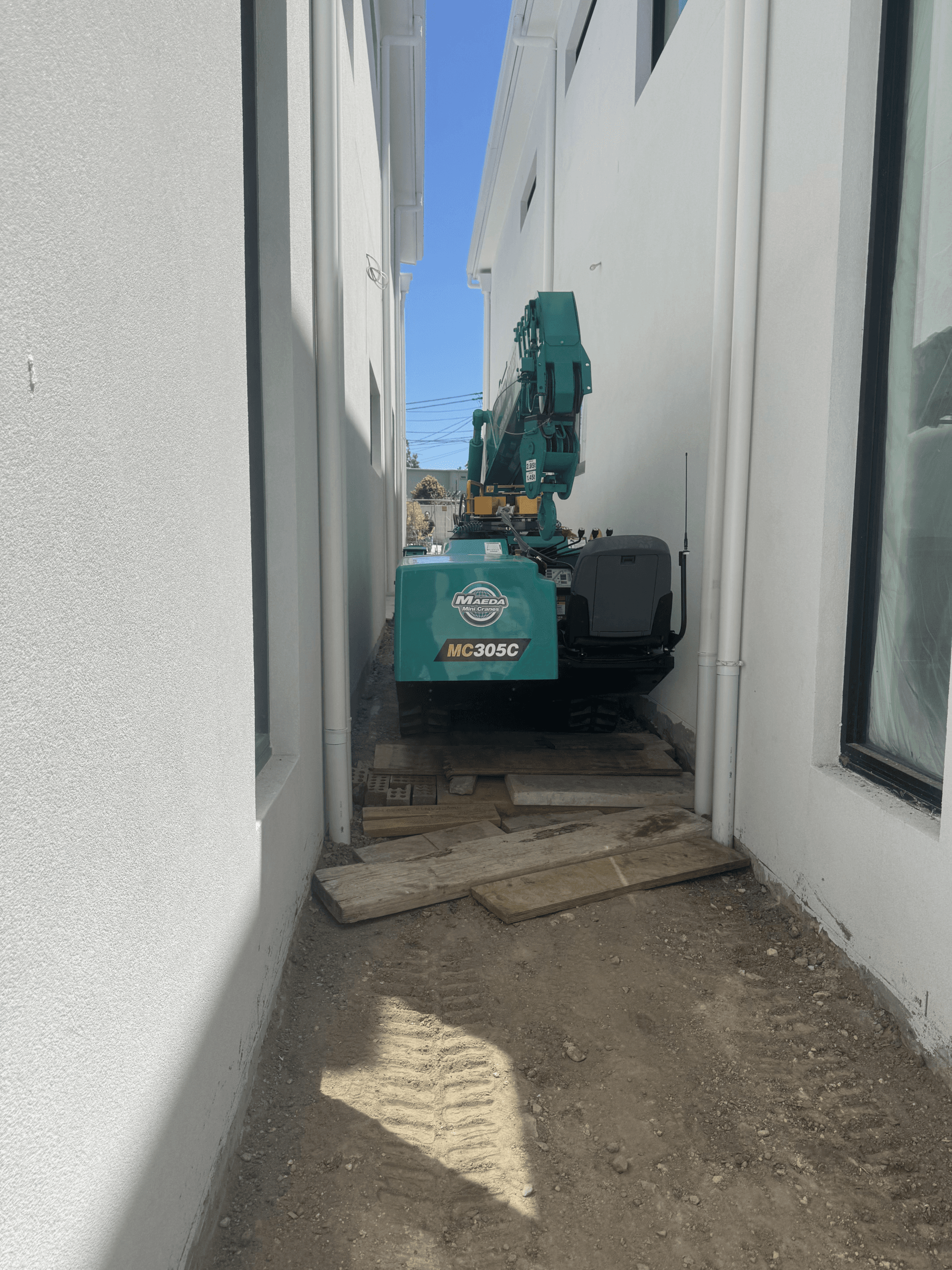 Maeda 305 squeezing through a narrow laneway