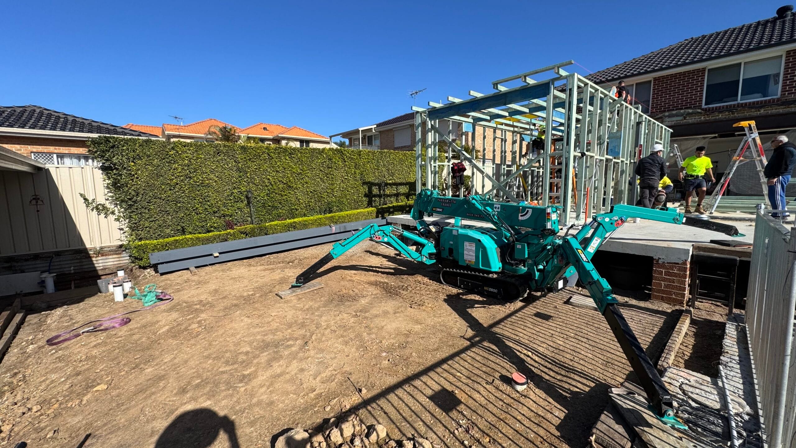 Maeda MC285 spider crane squeezing into a Sydney backyard through tight access