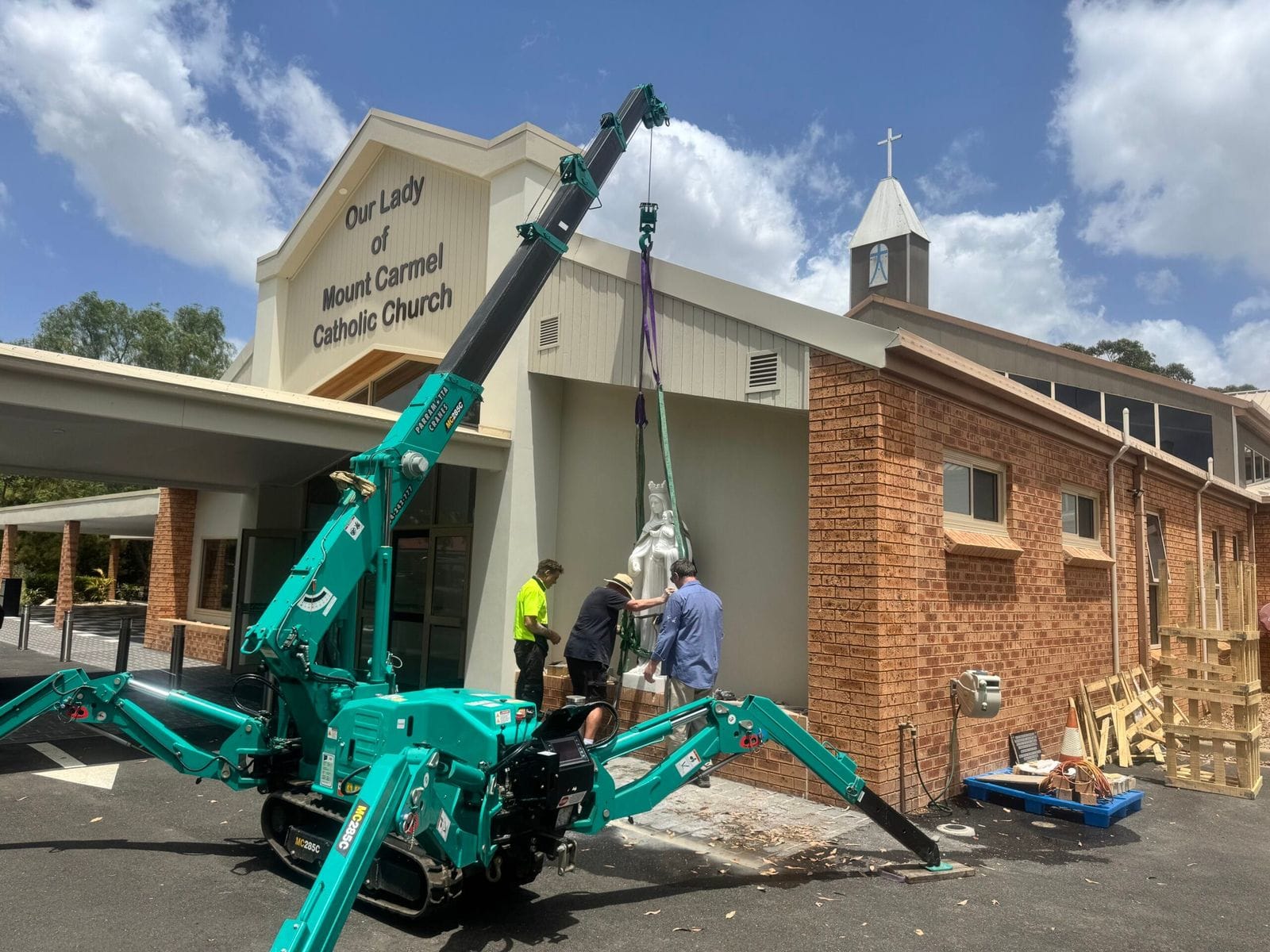 Maeda MC285 spider crane lifting a Mary statue at Our Lady of Mount Carmel church, Eagle Vale, Campbelltown