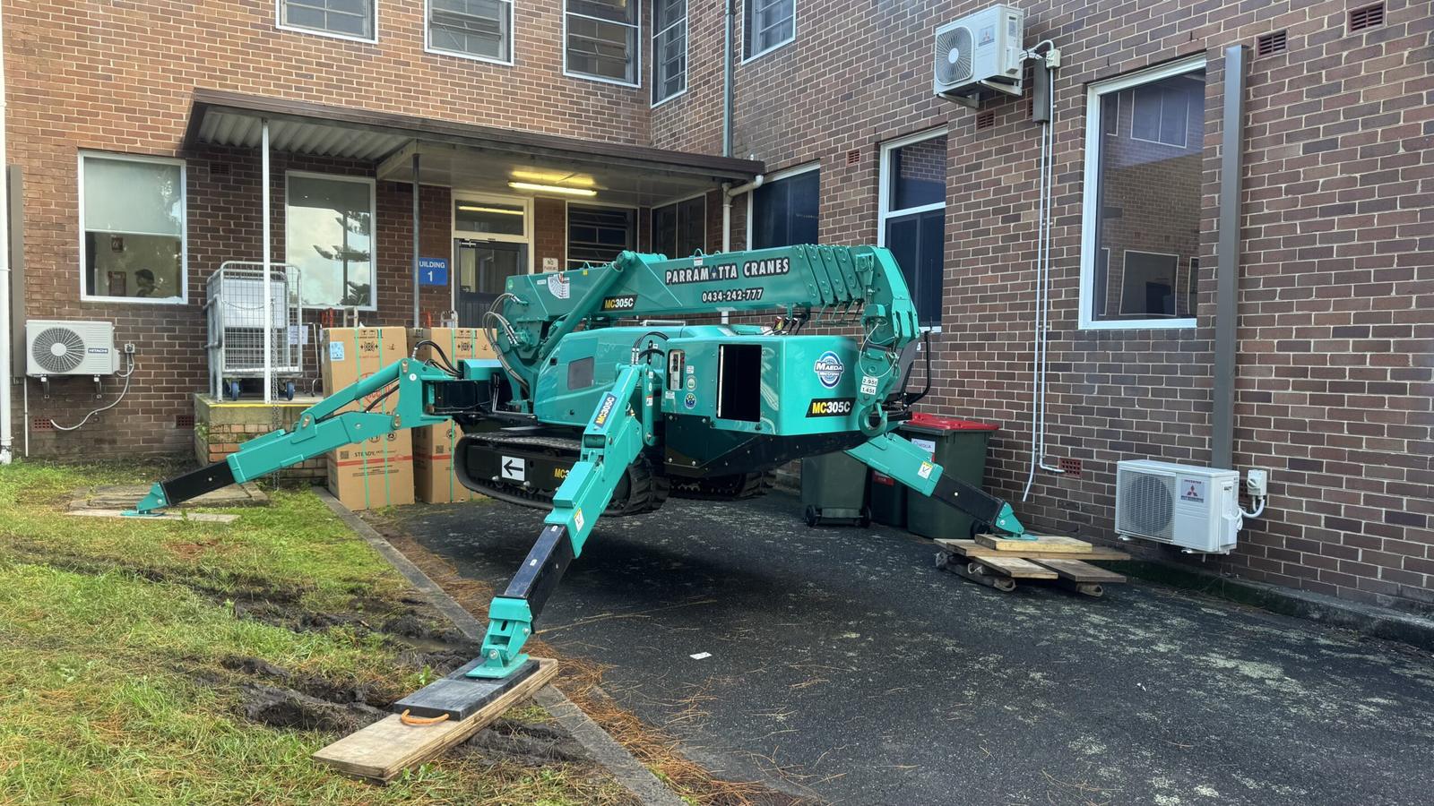 Maeda MC305C spider crane set up on outriggers for a lift at Macquarie University Hospital in Ryde