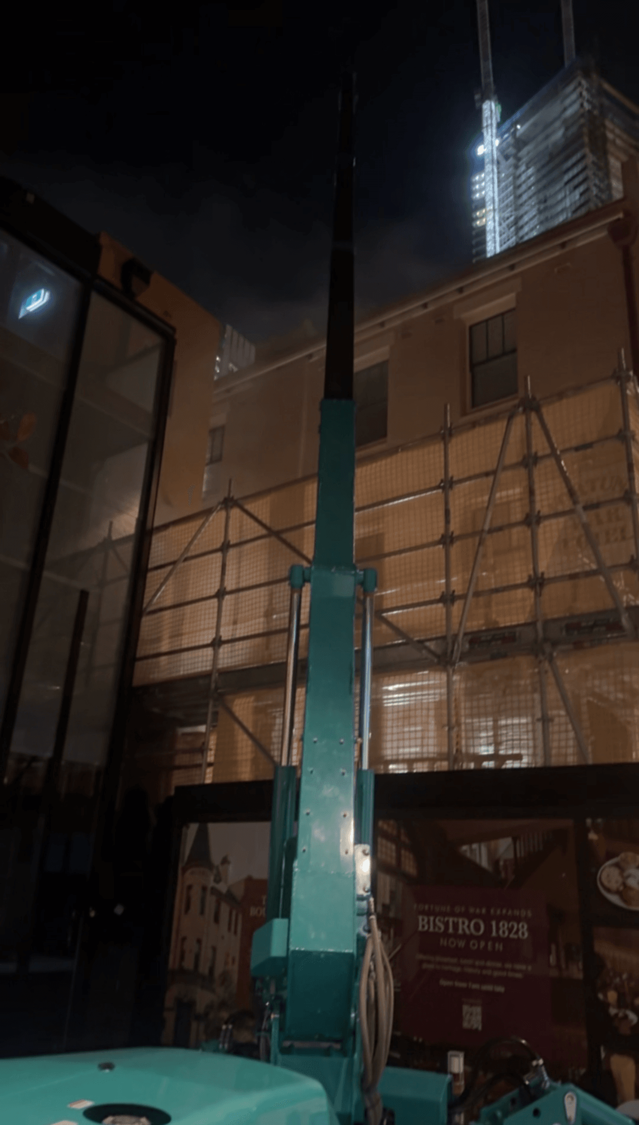Maeda MC305 spider crane lifting steel in the Sydney CBD