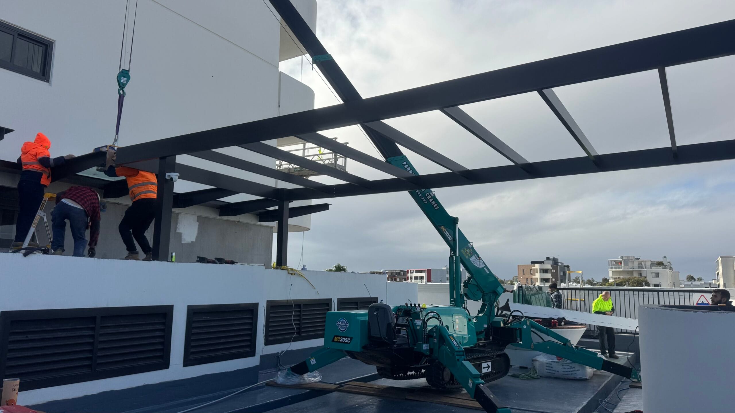 Maeda 305 spider crane working from a rooftop