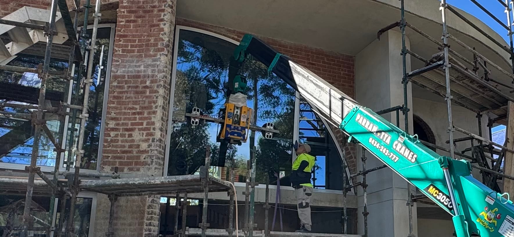 Glassboy 600 kg vacuum lifter working with a Maeda MC305 spider crane